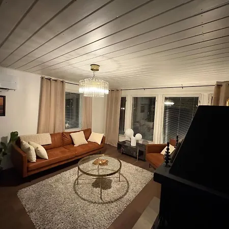 Cozy & Spacious House With Sauna & Free Parking Prázdninový dům *